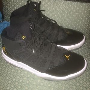 Jordan max aura black gold